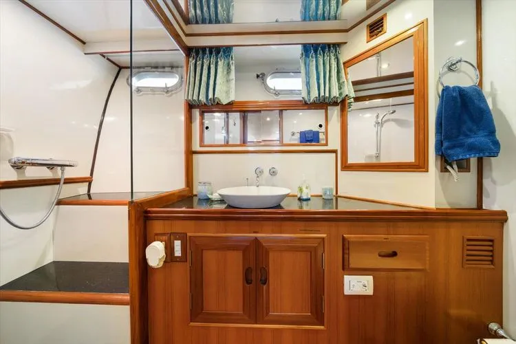 Slide: The Image of 2000 Ocean Alexander Pilot House - Image 45 - 45