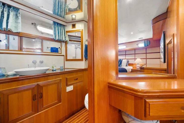 Slide: The Image of 2000 Ocean Alexander Pilot House - Image 46 - 46