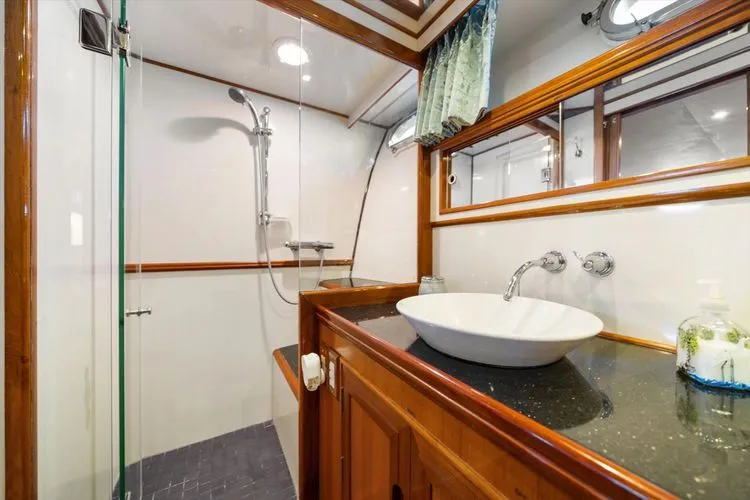 Slide: The Image of 2000 Ocean Alexander Pilot House - Image 47 - 47