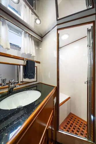 Slide: The Image of 2000 Ocean Alexander Pilot House - Image 54 - 54