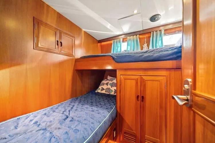 Slide: The Image of 2000 Ocean Alexander Pilot House - Image 56 - 56