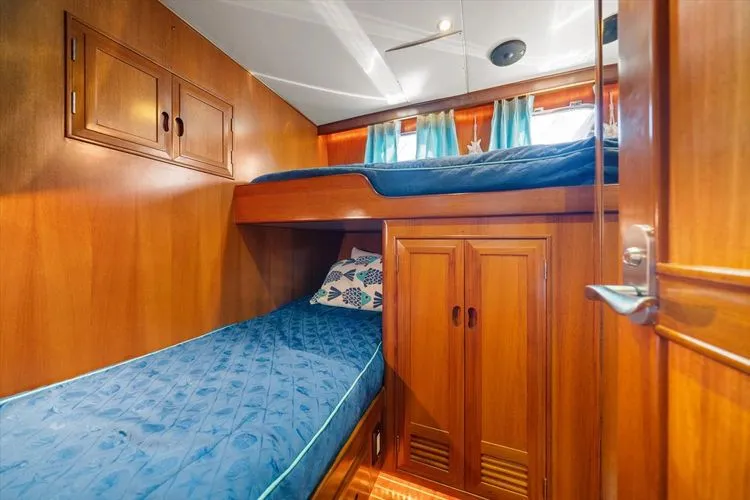 Slide: The Image of 2000 Ocean Alexander Pilot House - Image 57 - 57