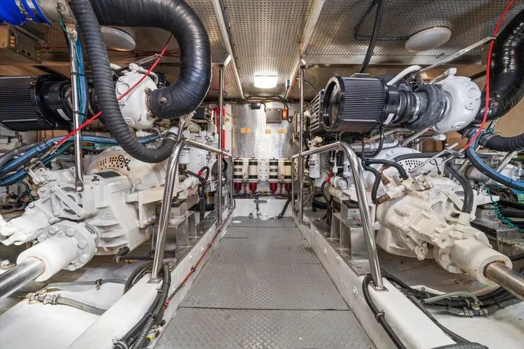 Slide: The Image of 2000 Ocean Alexander Pilot House - Image 59 - 59