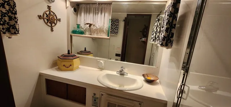 Slide: The Image of 1972 Hatteras 53 Motor Yacht - Image 14 - 14