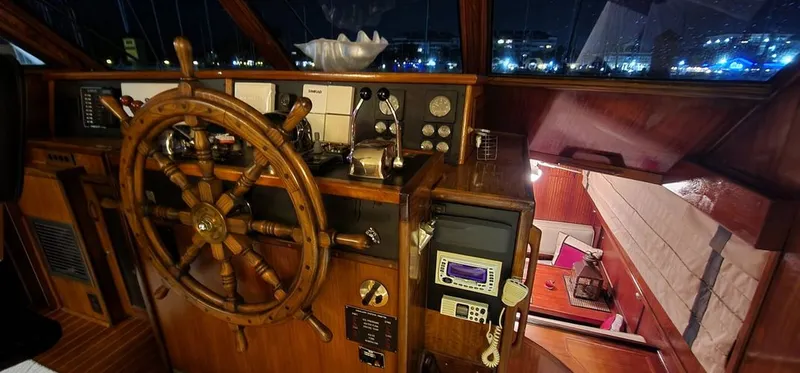 Slide: The Image of 1972 Hatteras 53 Motor Yacht - Image 7 - 7