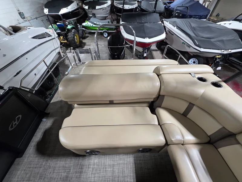 Slide: The Image of Interior of a 2019 Harris 250 CR boat with beige leather seating. - 10