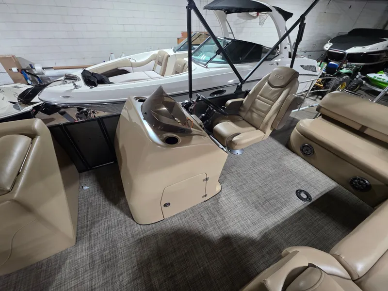 Slide: The Image of Interior of a 2019 Harris 250 CR boat with beige leather seating. - 15