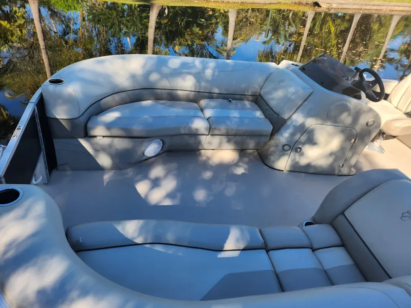 Slide: The Image of Interior of a 2020 Cypress Cay Seabreeze 232 pontoon boat. - 4