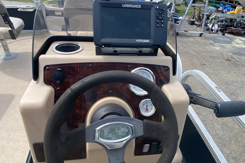 Slide: The Image of Steering console of 2014 TRACKER MARINE SUN TRACKER 18 DLX with Lowrance fish finder. - 10