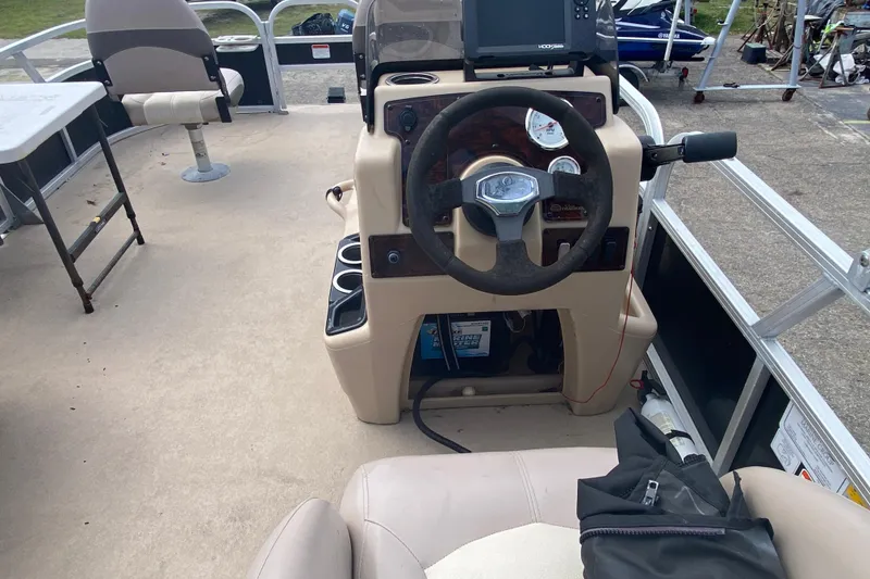 Slide: The Image of 2014 TRACKER MARINE SUN TRACKER 18 DLX boat interior with steering console and seating. - 7