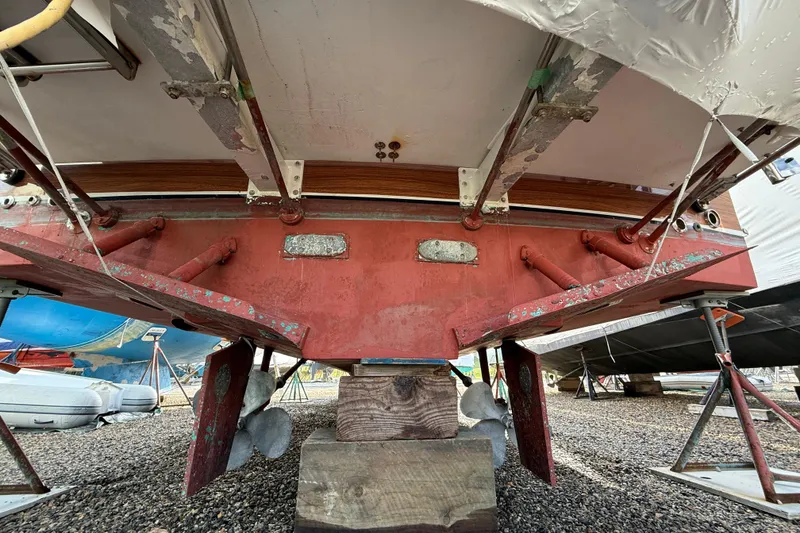 Slide: The Image of Underneath view of a 1996 Legacy Yachts 40, showing hull and propeller details. - 30