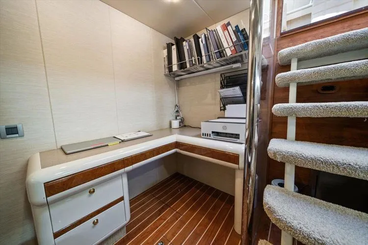 Slide: The Image of 1997 Lazzara Eb 76 - Image 47 - 47