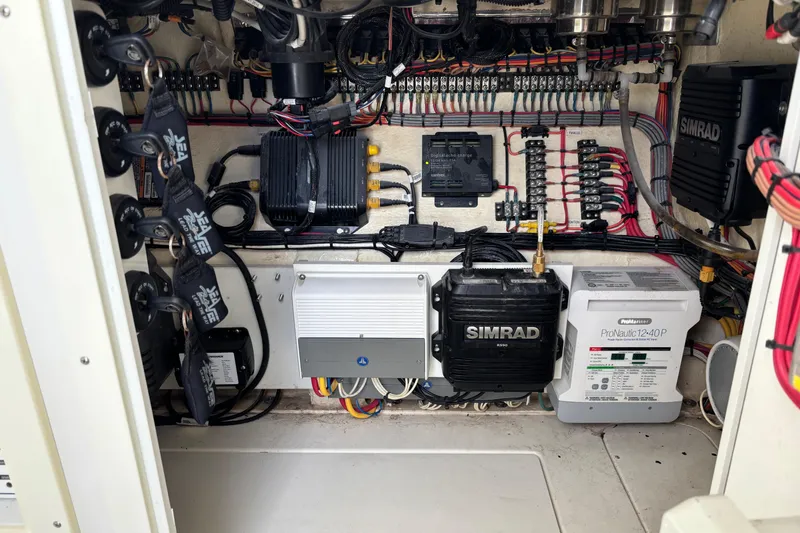 Slide: The Image of Electrical system of a 2018 SeaVee 390Z boat with Simrad equipment. - 37