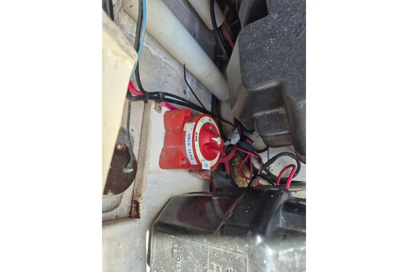 Slide: The Image of Battery switch and wiring inside a 1987 Mako 261 Center Console boat. - 40