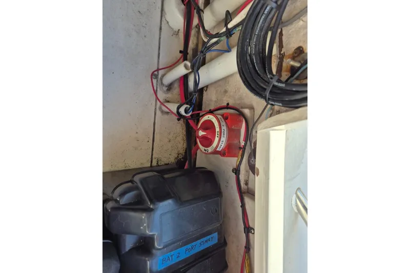 Slide: The Image of 1987 Mako 261 Center Console boat wiring and battery setup. - 42