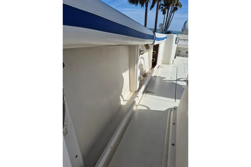 Slide: The Image of 1987 Mako 261 Center Console boat interior with white deck and blue trim. - 44