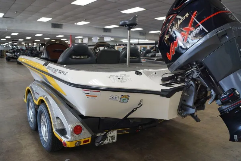 Slide: The Image of 2006 Ranger 521 VX boat with Yamaha VMAX engine in showroom. - 17