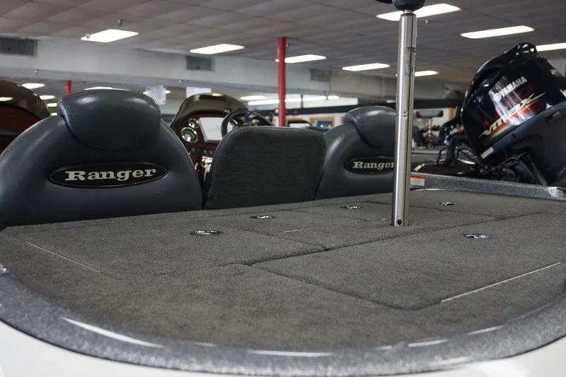 Slide: The Image of 2006 Ranger 521 VX boat interior with Yamaha motor in showroom setting. - 8