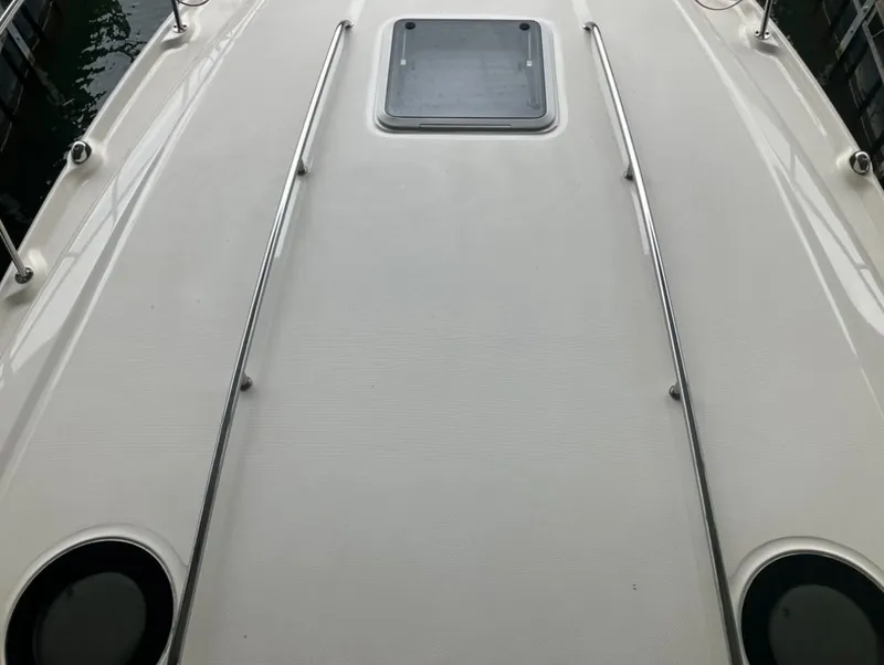 Slide: The Image of Deck of a 2004 Sea Ray Sundancer 320 boat with railing. - 19