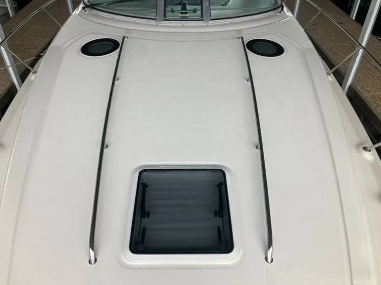 Slide: The Image of Top deck of a 2004 Sea Ray Sundancer 320 yacht. - 22