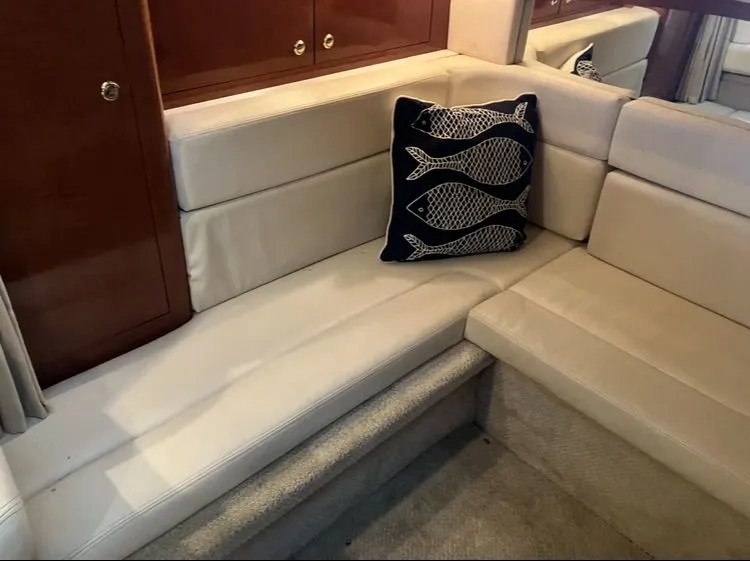 Slide: The Image of Interior of 2004 Sea Ray Sundancer 320 with decorative pillow. - 30