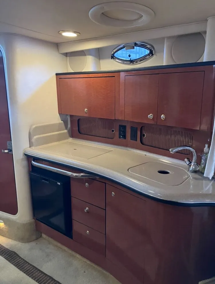 Slide: The Image of Interior of 2004 Sea Ray Sundancer 320 yacht kitchen. - 34
