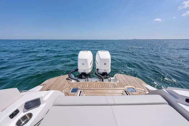 Slide: The Image of Sea Ray SLX 350 2023 - 42