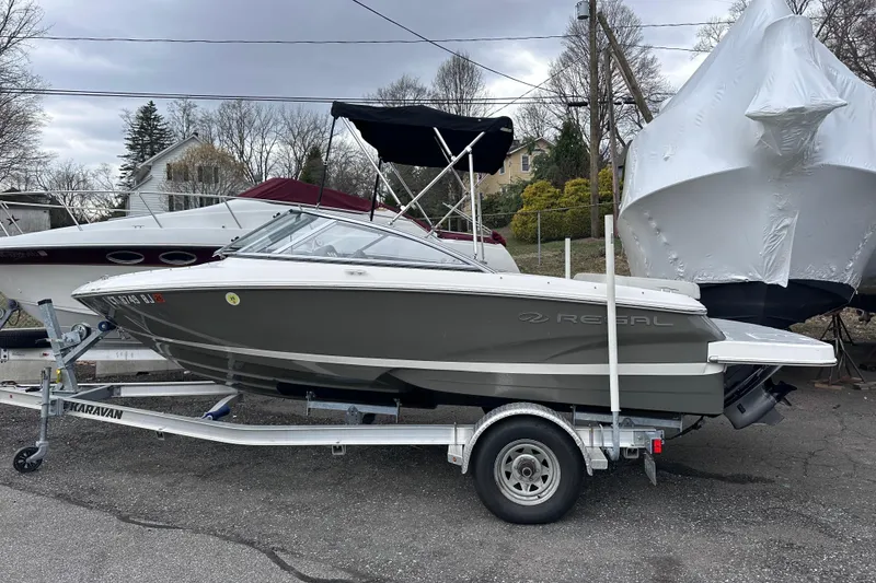 The Image of 2018 Regal 1900 ES Bowrider on trailer, side view. - 0