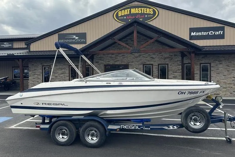 The Image of 2007 Regal 2000 boat on trailer outside Boat Masters dealership. - 0