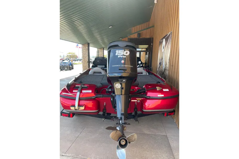 Slide: The Image of 2013 Nitro Z-7 boat with 150 Pro motor, displayed outdoors. - 8