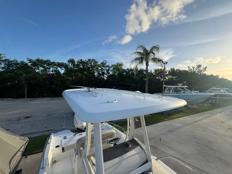 Slide: The Image of Boston Whaler 210 Dauntless 2020 - 15