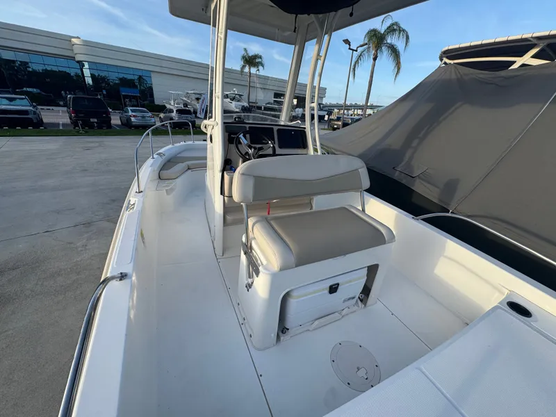 Slide: The Image of Boston Whaler 210 Dauntless 2020 - 6