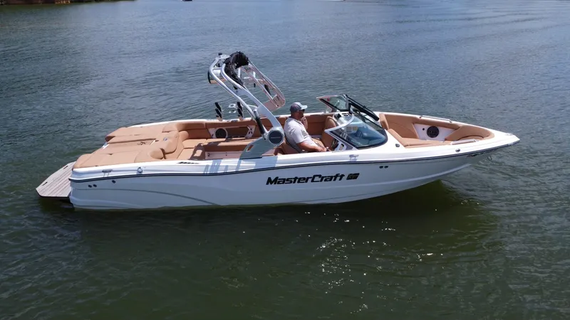 The Image of 2021 MasterCraft XT25 boat on the water with a driver. - 0
