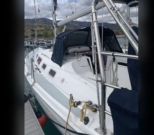 Slide: The Image of 2005 Hunter Mariner 36 sailboat docked at marina. - 4