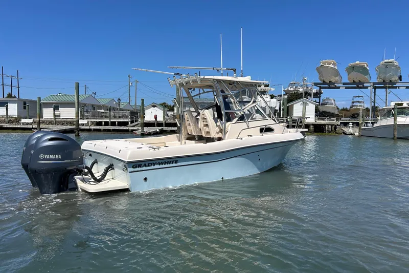 The Image of 2021 Grady-White Gulfstream 232 boat with Yamaha engine in marina setting. - 0