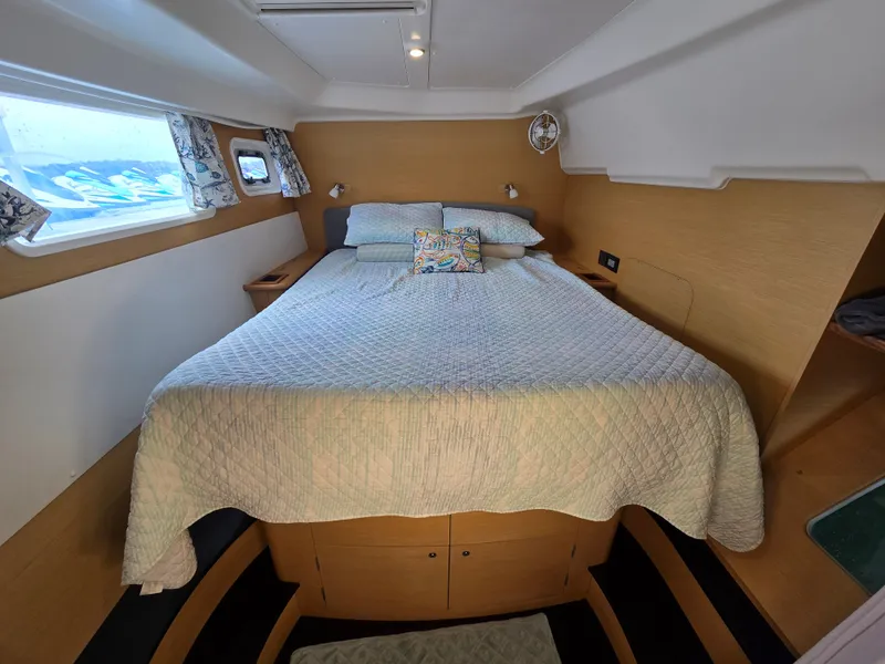 Slide: The Image of Interior of a 2007 Lagoon 440 yacht with cozy bedroom. - 16