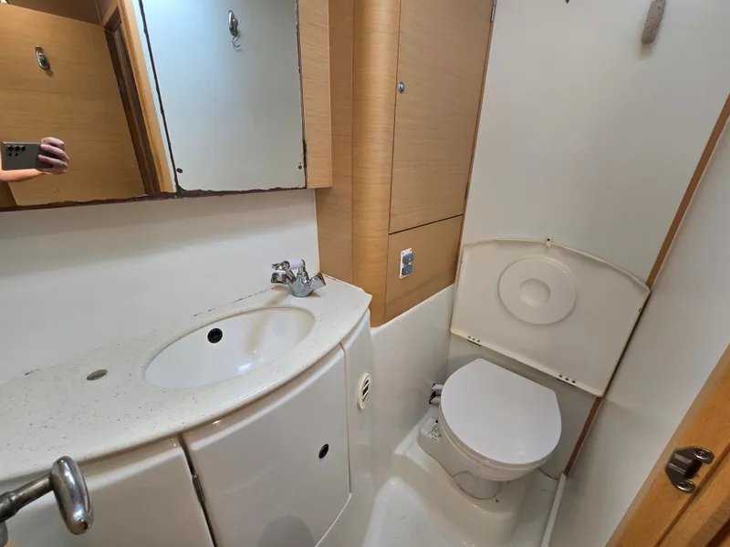 Slide: The Image of Bathroom of a 2007 Lagoon 440 yacht. - 26