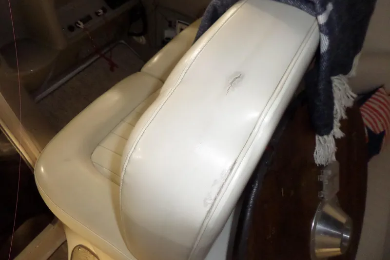 Slide: The Image of White leather seat with wear in a 2000 Bayliner 3055 Ciera boat interior. - 20