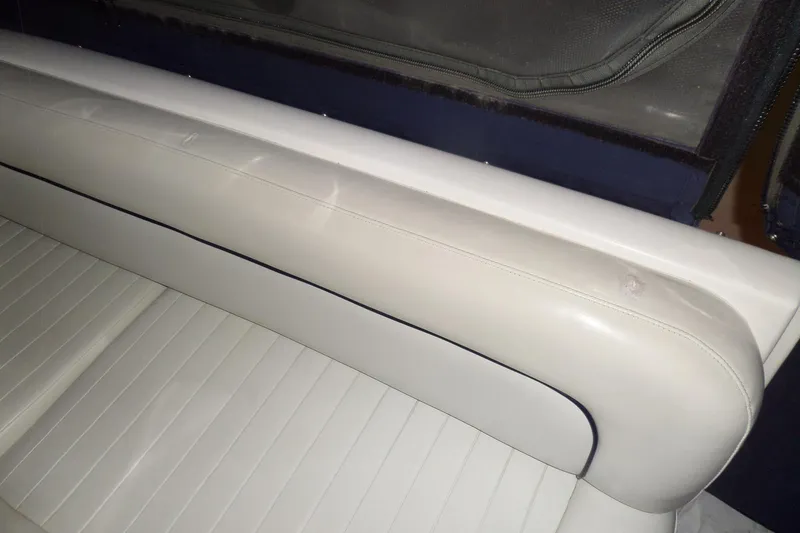 Slide: The Image of White leather seating on a 2000 Bayliner 3055 Ciera boat. - 54