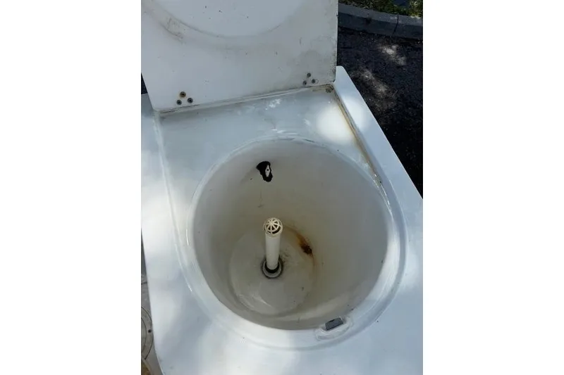 Slide: The Image of Open livewell on a 1999 Mako 221 Center Console boat. - 10