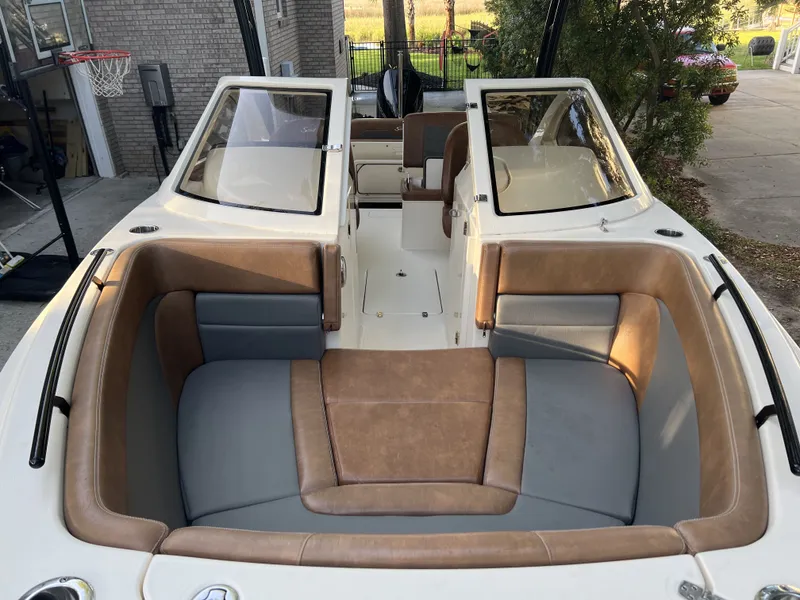 Slide: The Image of Scout 240 Dorado 2022 - 10
