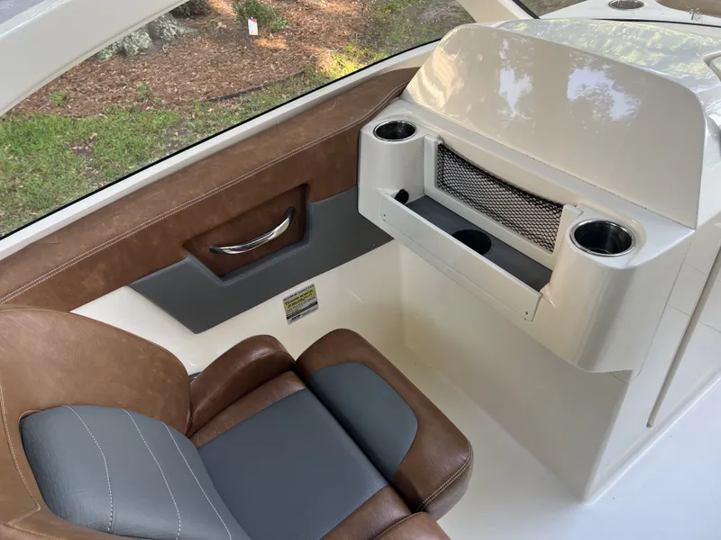 Slide: The Image of Scout 240 Dorado 2022 - 16