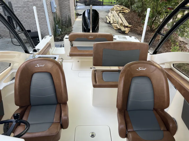Slide: The Image of Scout 240 Dorado 2022 - 19