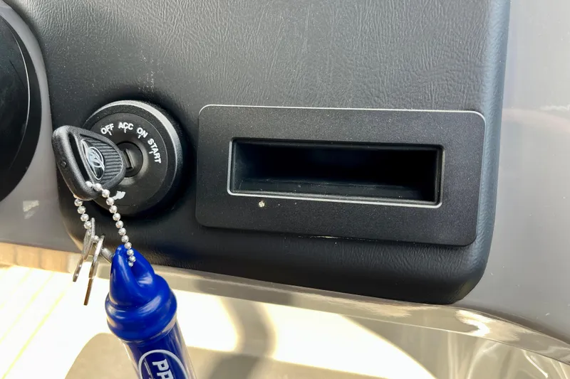 Slide: The Image of Ignition key in Harris Sunliner 250, model year 2026. - 17