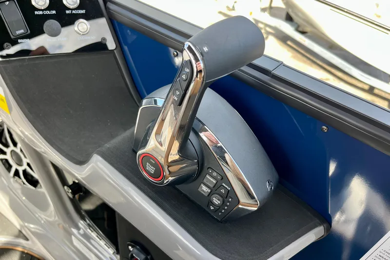 Slide: The Image of Harris Sunliner 250 2026 throttle lever and controls. - 19