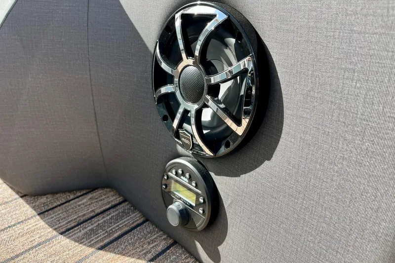 Slide: The Image of Speaker and control panel in Harris Sunliner 250, model 2026. - 27