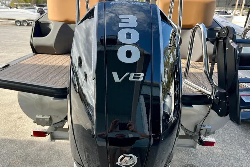 Slide: The Image of Harris Sunliner 250 2026 with Mercury 300 V8 engine. - 40