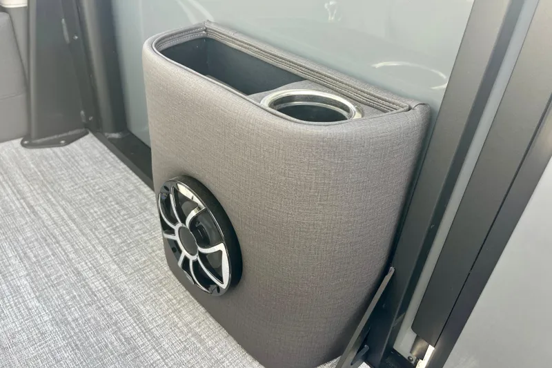 Slide: The Image of Speaker and cup holder in Harris Sunliner 230 Sport 2026. - 27