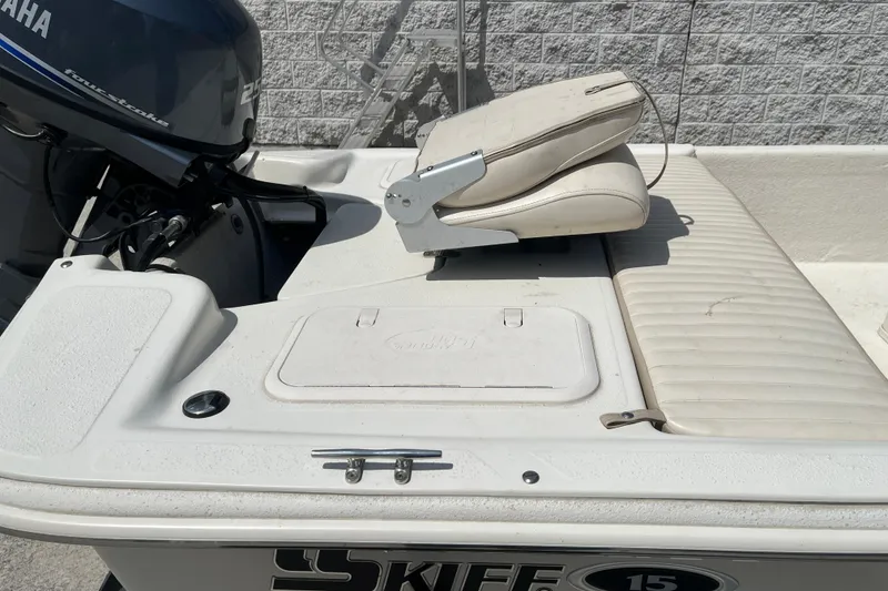 Slide: The Image of 2015 Carolina Skiff JV15CC boat with Yamaha 25HP engine and cushioned seating. - 8