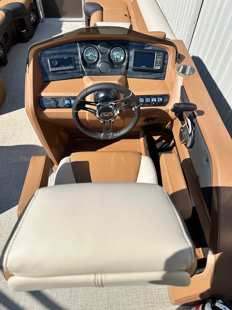 Slide: The Image of Avalon LSZ Versatile Rear Bench 25FT 2026 - 10